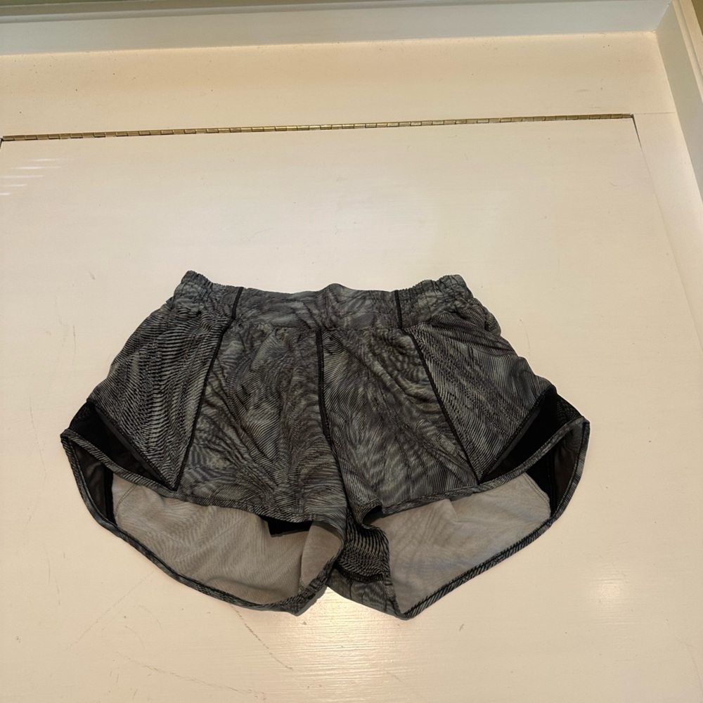 Lululemon Hotty Hot Low-Rise Lined Short 2.5”